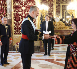 Su Majestad el Rey recibe en el Palacio Real de Madrid las Cartas Credenciales de la Embajadora del Reino Hachemita de Jordania, Sra. Raghed Basem Ant