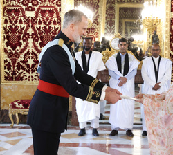 Su Majestad el Rey recibe en el Palacio Real de Madrid las Cartas Credenciales de la Embajadora de la República Islámica de Mauritania, Sra. Zeineb El