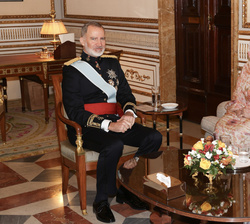 Su Majestad el Rey conversa con la Embajadora de la República Islámica de Mauritania, Sra. Zeineb Ely Salem, tras recibir las Cartas Credenciales
