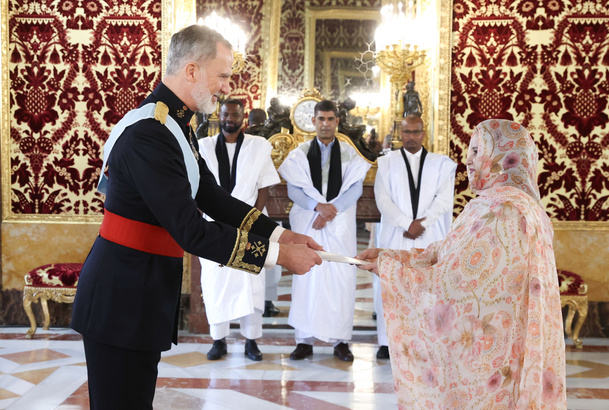 Su Majestad el Rey recibe en el Palacio Real de Madrid las Cartas Credenciales de la Embajadora de la República Islámica de Mauritania, Sra. Zeineb El