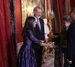Su Majestad la Reina recibe el saludo de la Primera Dama, Sra. Lucrecia Eugenia Peinado Villanueva