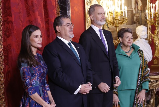Sus Majestades los Reyes junto a Sus Excelencias el Presidente de la República de Guatemala, Sr. César Bernardo Arévalo de León y la Primera Dama, Sra