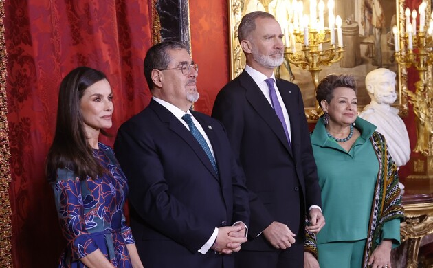 Sus Majestades los Reyes junto a Sus Excelencias el Presidente de la República de Guatemala, Sr. César Bernardo Arévalo de León y la Primera Dama, Sra