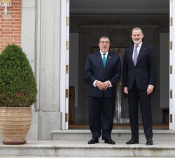 El Rey junto al Presidente de la República de Guatemala, César Bernardo Arévalo de León