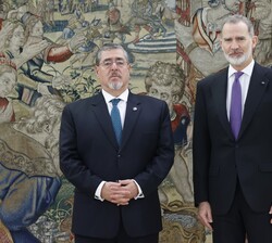 Su Majestad el Rey junto al Presidente de la República de Guatemala, César Bernardo Arévalo de León