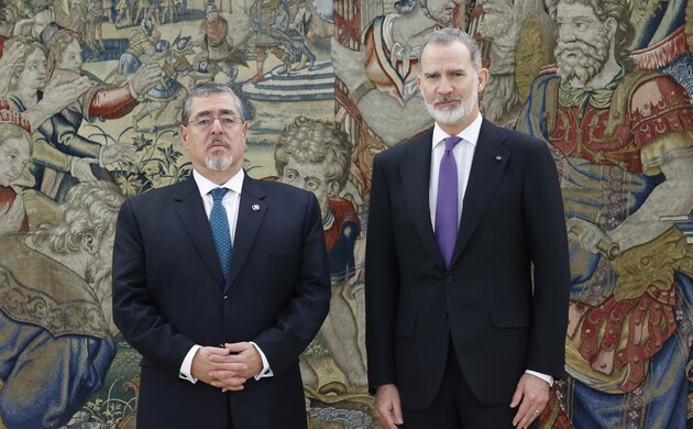 Su Majestad el Rey junto al Presidente de la República de Guatemala, César Bernardo Arévalo de León