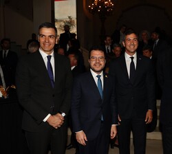 El Rey junto al presidente Peña, elpresidente del Gobierno y el presidente de la Generalitat de Cataluña