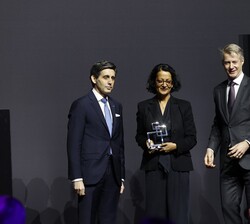 Rima Qureshi, vicepresidenta ejecutiva y directora de Estrategia de Verizon recoge el galardón, Premio “GSMA Chairman Award”