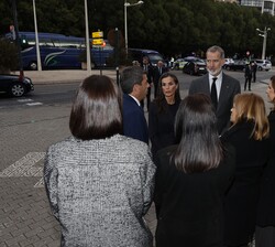 Sus Majestades los Reyes junto a las autoridades que les recibieron a su llegada al Palau de la Música