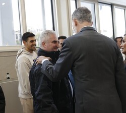 Sus Majestades los Reyes conversan con los afectados por el incendio y familiares