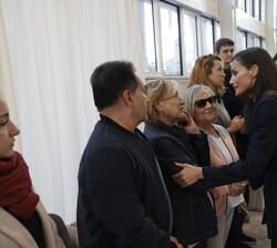 Su Majestad la Reina saluda a los afectados por el incendio y familiares