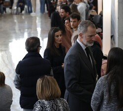 Su Majestad el Rey en el transcurso del encuentro con afectados por el incendio y familiares