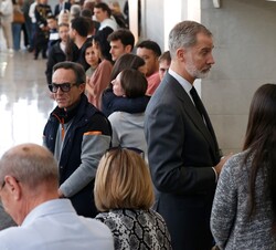 Su Majestad el Rey conversa con afectados por el incendio y familiares