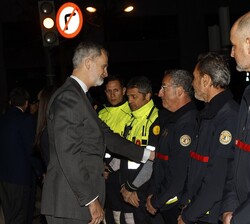 Su Majestad el Rey saluda a miembros de los Bomberos de Valencia