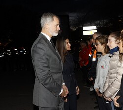 Su Majestad el Rey conversa con personal de Asuntos Sociales