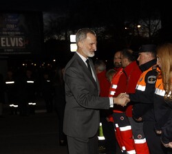 Su Majestad el Rey saluda a miembros de Protección Civil