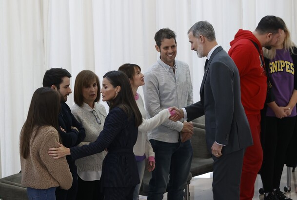 Su Majestad el Rey conversa con afectados por el incendio y familiares