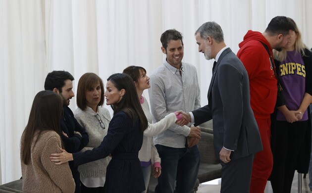 Su Majestad el Rey conversa con afectados por el incendio y familiares