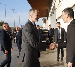 A su llegada, Su Majestad el Rey recibe el saludo del Presidente del Gobierno, Pedro Sánchez
