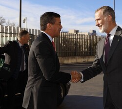 Su Majestad el Rey recibe el saludo del Presidente de la República del paraguay, Santiago Peña