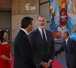 Su Majestad el Rey, el Prediente del Gobierno y el Presidente de la República del Paraguay conversan tras los saludos protocolarios