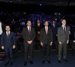 Su Majestad el Rey junto a las autoridades en el Mobile World Congress Main Stage