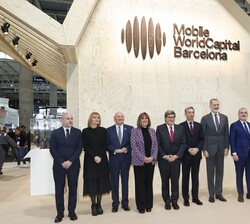 Su Majestad el Rey junto a las autoridades, antes de iniciar la visita a la Feria