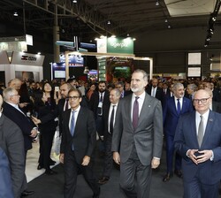 Don Felipe durante su visita por la exposición
