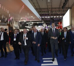 Su Majestad el Rey junto a las autoridades durante su recorrido por la Feria
