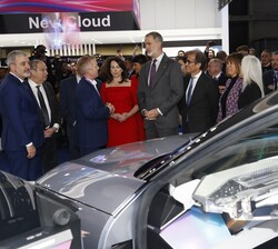Su Majestad el Rey atiende a las explicaciones durante el recorrido