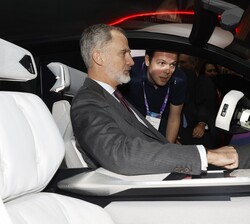 Su Majestad el Rey prueba uno de los prototipos expuestos en la Feria