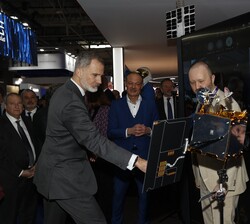 Su Majestad el Rey durante su visita al pabellón de GSMA