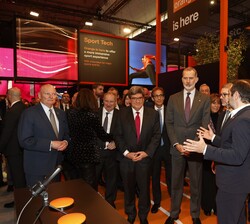 Su Majestad el Rey durante su visita al pabellón de Orange