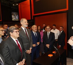 Su Majestad el Rey durante su paso por el pabellón de Orange