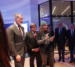 Su Majestad el Rey junto a Chema Alonso, quien le enseña las novedades que presentan en la Feria, en el pabellón de Telefónica