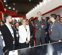 Su Majestad el Rey a su paso por el pabellón de Vodafone