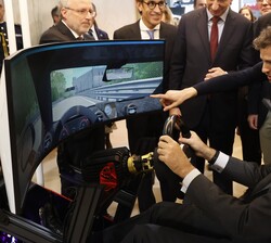 Su Majestad el Rey prueba un vehículo con gafas virtuales