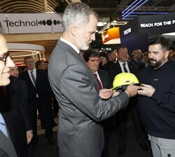 Su Majestad el Rey observa una mejora de los cascos que se presenta en el pabellón de The Next Healthcare