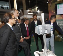 Don Felipe observa el nuevo Quad que ayuda a lograr cosechas más inteligentes y sostenibles en la industria de la fruta fresca y que presenta Agerpix