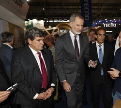Su Majestad el Rey ante unos de los avances tecnológico de inteligencia biológica de Cortical Labs en el pabellón de The Next Healthcare