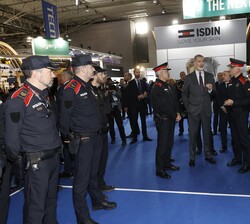 Don Felipe conversa con los Mossos de Esquadra a su paso por su stand