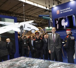 Su Majestad el Rey observa el dron que exponen en la Feria los Mossos de Esquadra