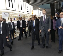 Su Majestad el Rey junto a las autoridades a su paso por el pabellón de Cataluña