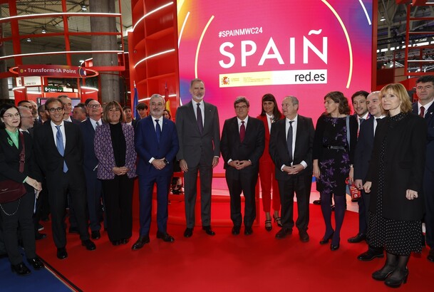 Su Majestad el Rey junto a las autoridades en el pabellón de España