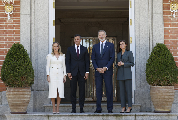 Sus Majestades los Reyes junto al Presidente de la República de Paraguay, Santiago Peña Palacios, y la Primera Dama, Leticia Ocampos