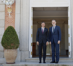 Su Majestad el Rey junto al Presidente de la República del Paraguay, Santiago Peña Palacios