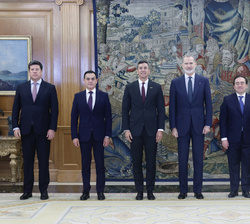 El Rey junto al Presidente paraguayo; por parte española el ministro de Asuntos Exteriores, Unión Europea y Cooperación y la embajadora de España en P