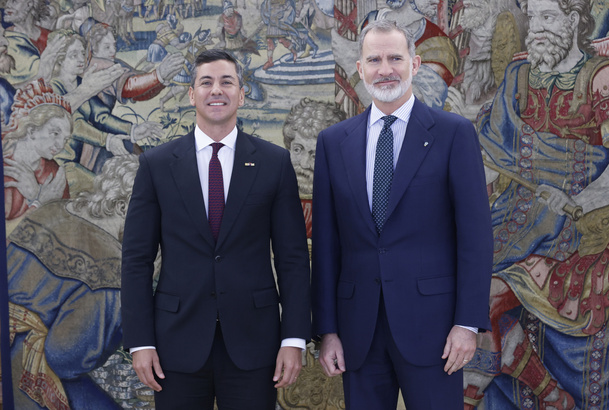 Su Majestad el Rey junto al Presidente de la República del Paraguay, Santiago Peña Palacios