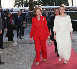 Su Majestad la Reina Doña Sofía a su llegada acompañada por la presidenta de las Illes Balears y la presidenta del Congreso de los Diputados