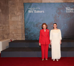 Su Majestad la Reina Doña Sofía acompañada por la presidenta de las Illes Balears, Marga Prohens